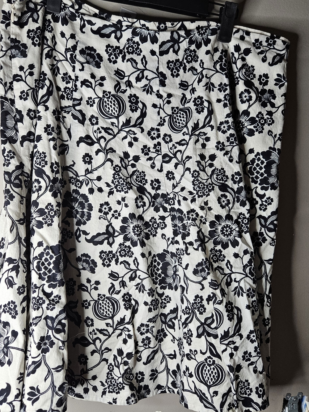 Villager Womenโs Black & White Floral Fit-and-Flare Skirt Size 14 Waist 17"